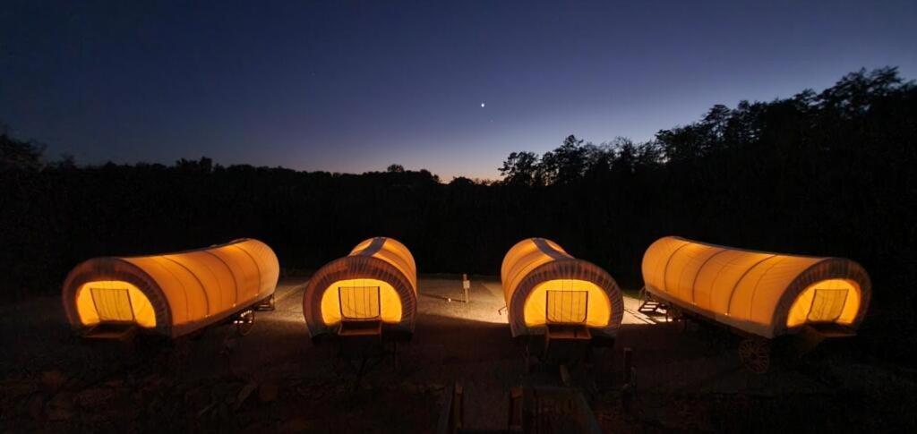 Smoky Hollow Outdoor Resort Covered Wagon Сивиървил Екстериор снимка