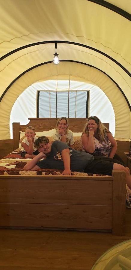 Smoky Hollow Outdoor Resort Covered Wagon Сивиървил Екстериор снимка