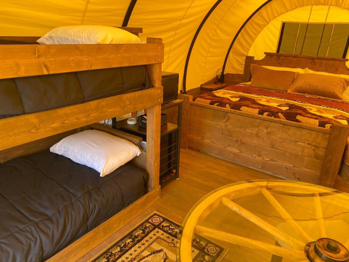 Smoky Hollow Outdoor Resort Covered Wagon Сивиървил Екстериор снимка