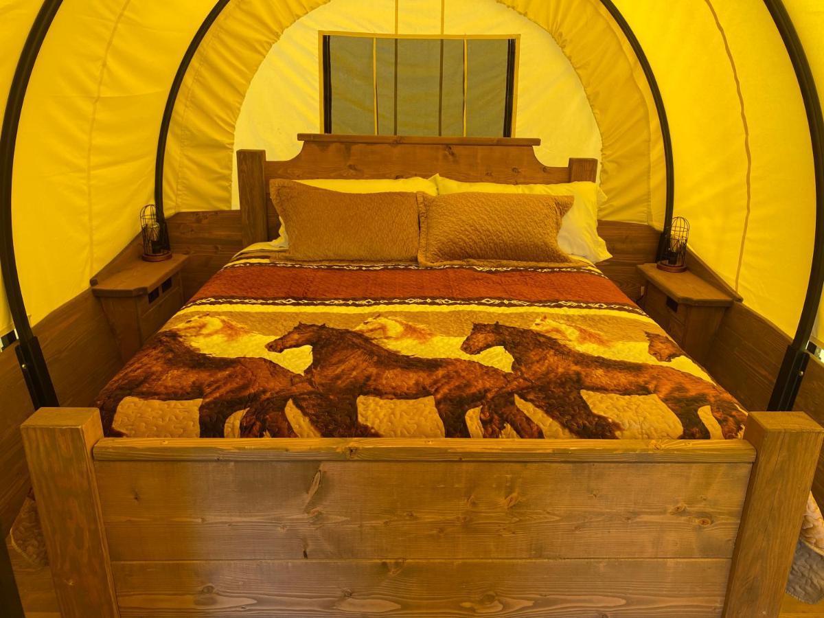 Smoky Hollow Outdoor Resort Covered Wagon Сивиървил Екстериор снимка