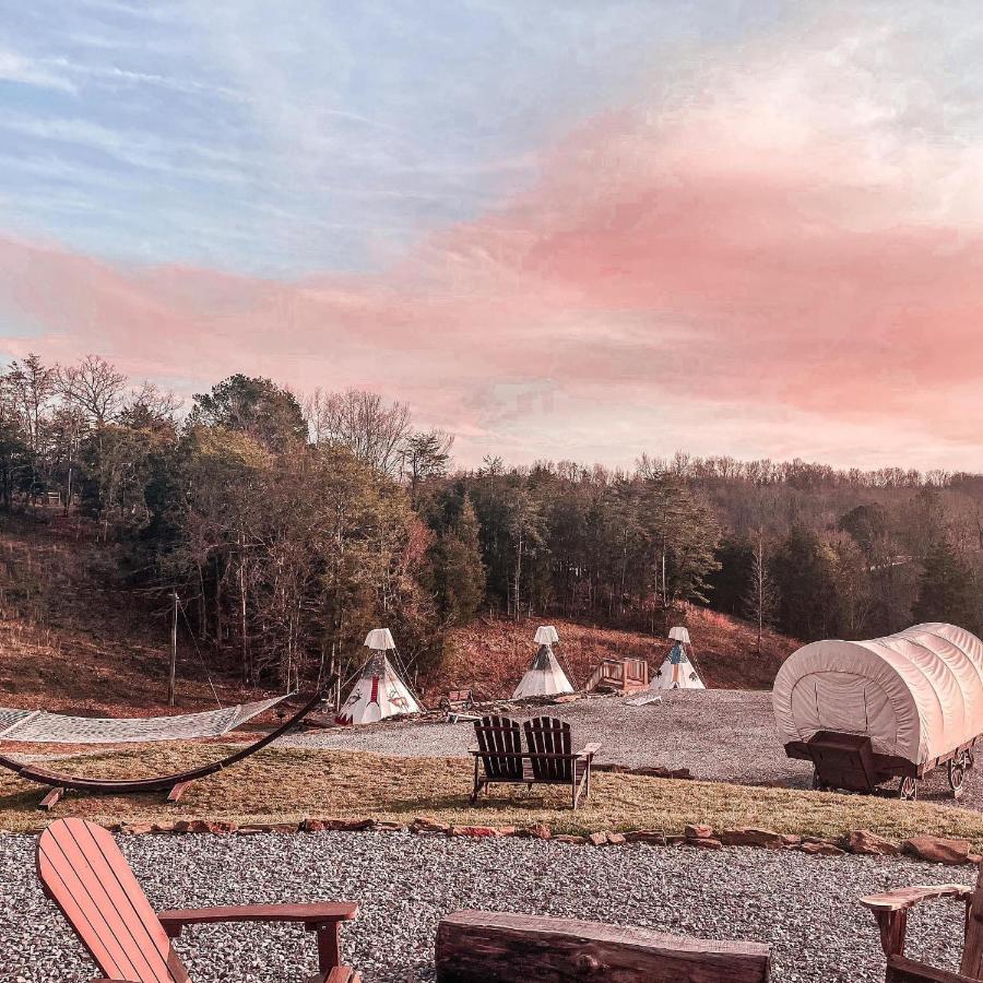 Smoky Hollow Outdoor Resort Covered Wagon Сивиървил Екстериор снимка
