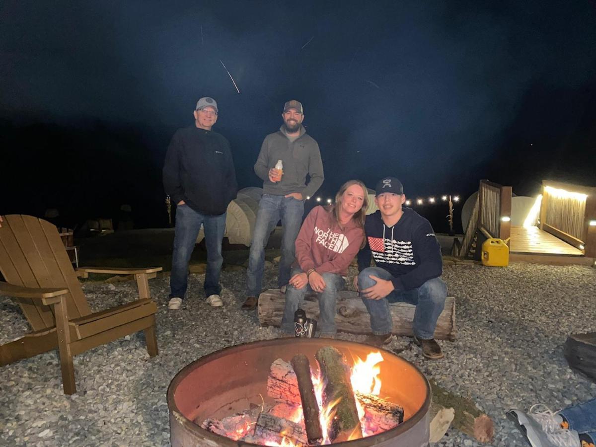 Smoky Hollow Outdoor Resort Covered Wagon Сивиървил Екстериор снимка