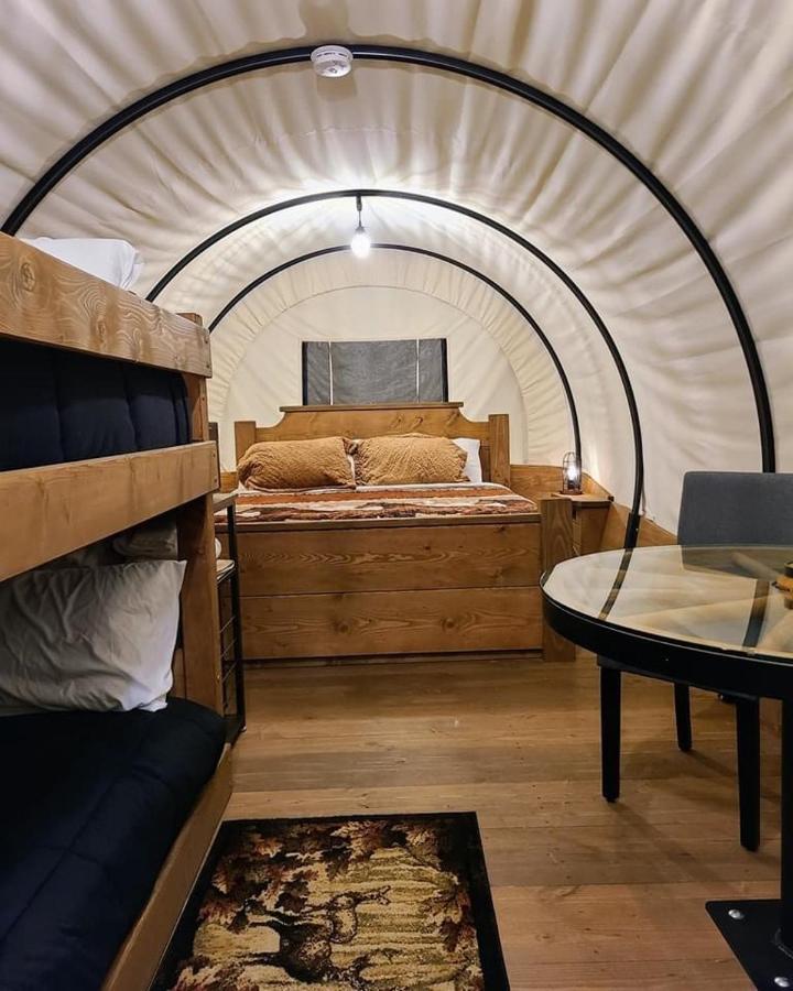 Smoky Hollow Outdoor Resort Covered Wagon Сивиървил Екстериор снимка